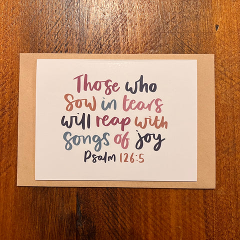 Card with inspirational quote on a wooden surface