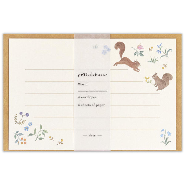 This mini letter set features an adorable pair of squirrels.
