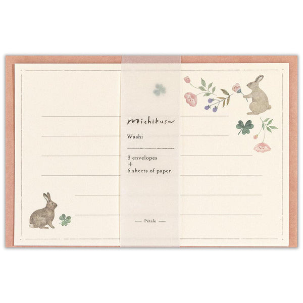 This mini letter set features a cute little rabbit who loves flowers.